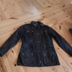Vårjacka - Stl. 34, passar även 36/38. Vaxad Barbour International.