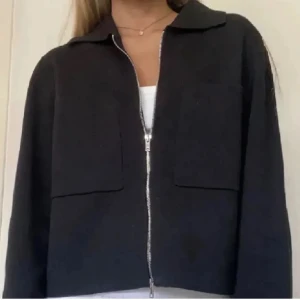 Kofta - Säljer denna koftan från Åhléns som jag köpt här på plick.💞Skriv vid frågor och priser kan diskuteras