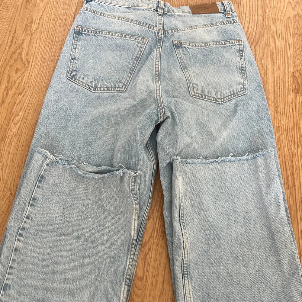 Super fina ljusblåa jeans från Gina i storlek 36. Dem är wide/straight i modellen.  Är 175 och längden är perfekt på mig:). Jeans & Byxor.