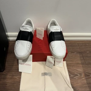 Valentino open - Hej! Här säljer jag skit snygga och trendiga valentinos open i färgen svart. De är använda några gånger men är fortfarande i bra skick. Ena deffekten är att det är lite creesade. Box, dustbag samt kvitto ingår finns även äktehetsbevis. Köpa i Milano 