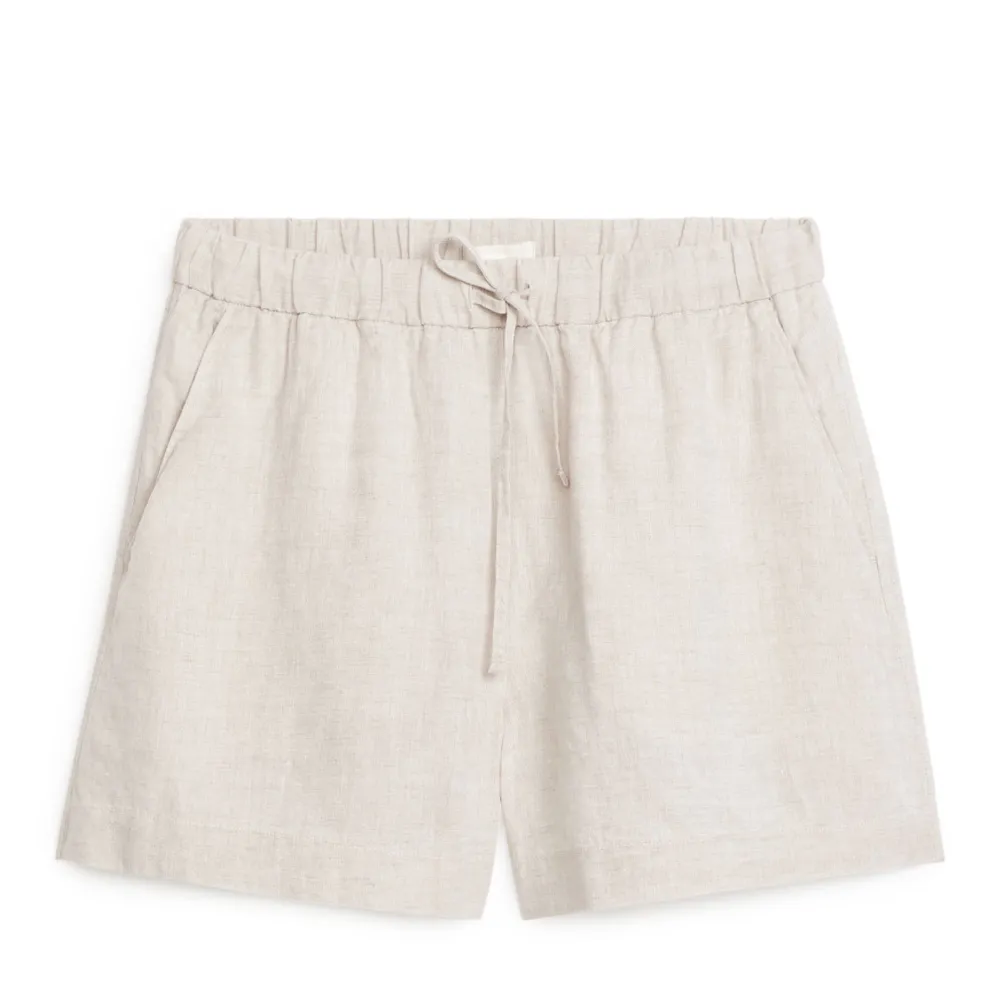 Linne shorts från arket. Superfint skick❤️ nypris 450 kr. Shorts.