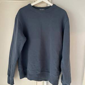 Rundhalsad tröja ifrån these glory days. Blå, storlek M & i gott skick. Inköpt för 999kr och säljes för 350kr.