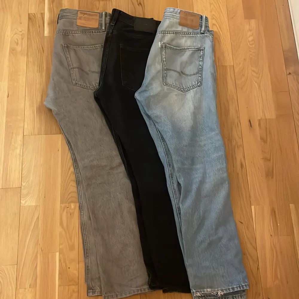 Jeans från Jack and Jones i modellen Chris alla i storlek 30/30, säljs för dem ej används längre Alla för 500  1 par för 200. Jeans & Byxor.