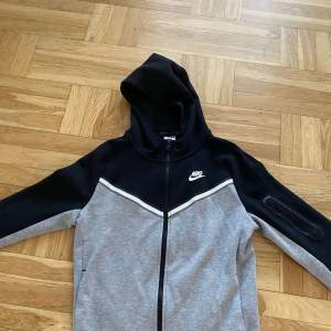 Säljer en nike tech hoodie, bara tröjan. Storlek XS. Skick 9/10 har använt några gånger. Inga hål eller märken. Skriv om du intresserad 