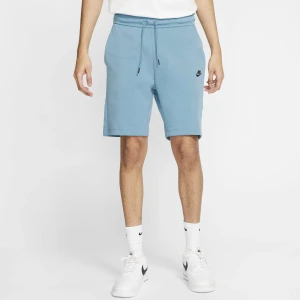 Nike tech shorts - Nike tech shorts i färgen baby blue. Slutsålda överallt och svåra att få tag på. Köpta för drygt 3 år sen men inte använda på 2 år. Shortsen är i fint skick. Säljer för dem är för små och inte används.  Hör av er vid funderingar :) 