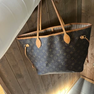 Louis Vuitton neverfull - Kikar intresset för min  neverfull! Väskan är i jättefint skick! Hör av er vid intresse!!  Storlek på väskan : Neverfull MM 🥰😍