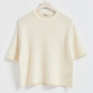 trekvartsärm stickad tröja - säljer den här jätte fina trekvartsärmade tröjan ifrån gina som är använd 1-2 gånger o jag säljer den för att jag vill köpa en annan färg, helt slutsåld❤️ passar xs också❤️