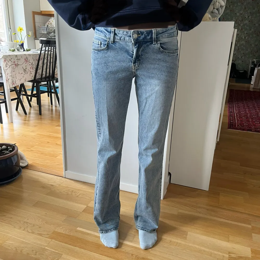 Jättefina hm jeans som är bra i längden för mig som är 175. Säljer för att jag inte gillar modellen. ❤️. Jeans & Byxor.
