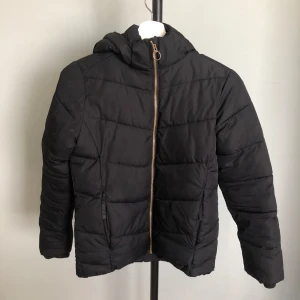 Fin vinterjacka till barn - Använd men i väldigt fint skick. Lite nopprig i muddarna men annars bra. Köparen står för frakt! Man kan sätta dit fluff eller köra utan