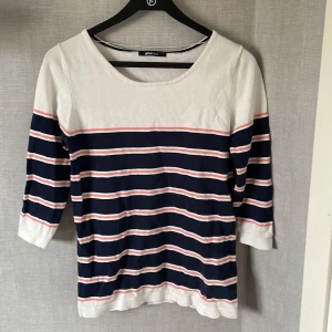 Bomullströja med trekvartsärm - En bekväm finstickad jumper för svala sommardagar.  Finns en fläck/missfärgning längst ned som jag inte fått bort i tvätten, ej försökt behandla på annat sätt.   I övrigt är tröjan i ett mycket fint skick utan noppor eller hål. 