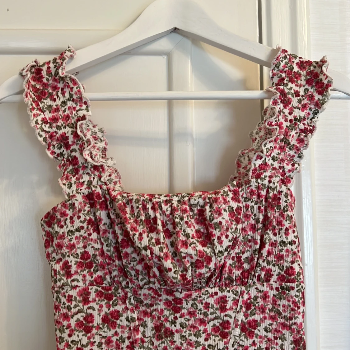 Blommig klänning XS Gina Tricot - 90