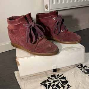 Isabel marant skor  - Vinröda isabel marant skor, modellen Bobby, super bra skick!🙌 Orginalbox, dustbag och äkthetsbevis😊
