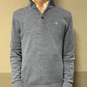 Morris Half-zip Tröja - Säljer denna riktigt bekväma och stilrena half-zip för ett riktigt bra pris.🤩