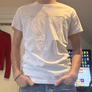 Calvin Klein t-shirt  - Calvin Klein t-shirt i väldigt bra skick!  Modellen är 183cm och väger 72kg! 