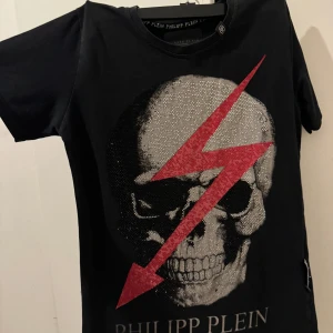 philipp plien t-shirt - är i bra skick haft den inte så länge, är inte min stil använd kanske runt 2-5 gånger