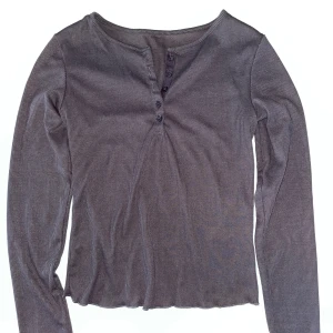 Topp - Grå topp med lettuce-sleeves. För liten för mig 🌷🌸