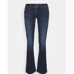 Mörkblå lågmidjade jeans från Ltb. Köpta på Zalando, slutsålda, nypris 829kr. Mina favoritjeans, men säljer då jag köpt likadana i en längre längd. Storlek 28x30 och passar mig som har S-M annars, men är lite för korta i längden då jag är 170 lång❤️