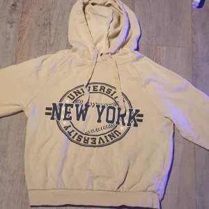 New York UNI hoodie - Helt okej skick, tyvärr lite nopprig men är väldigt skön att ha på sig! Kan användas för casual wear eller sport.