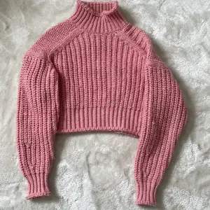En rosa stickad tröja från Hm. Jättefin och perfekt till sommaren💕