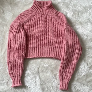 Rosa  tröja  - En rosa stickad tröja från Hm. Jättefin och perfekt till sommaren💕