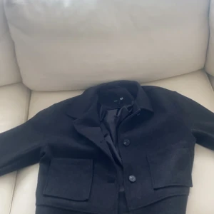 Säljer lager kappa svart storlek L - Säljer för halva priset ( 200 kr ) storlek L och säljer bara ifall du bor i skåne.