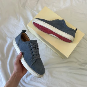 Christian Louboutin Skor - Säljer nu dessa riktigt snygga skor från Christian Louboutin!! Dem är i riktigt bra skick, finns märken på sulan som går att tvätta bort! Storlek 40 men passar mig som har 41/42! Skriv pm vid funderingar! TAR BYTEN