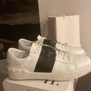 Valentino Skor - Riktigt snygga valentino skor knappt använda storlek 43, skick 10/10 och säljer för att dom inte riktigt var min stil plus lite små, kontakta mig för fler frågor🙏🤩 OBS! Om ni tycker dom ser smutsiga ut är det bara på sidorna inget av skon är skadat!