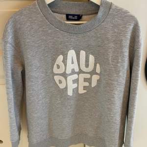 Grå sweatshirt från Baum und pferdgarten. Nypris: 649 kr