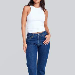 Säljer dessa fina jeans från BikBok då de inte kommer till användning, nästan nyskick (använda 2 gånger), ordinarie pris 699kr jag säljer de för 200kr.De är nästan slutsålda på hemsidan så väldigt populära. Perfekta om man är lite längre, W33 L34.