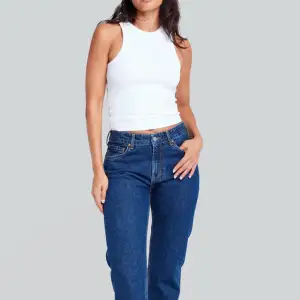 Säljer dessa fina jeans från BikBok då de inte kommer till användning, nästan nyskick (använda 2 gånger), ordinarie pris 699kr jag säljer de för 180kr.De är nästan slutsålda på hemsidan så väldigt populära. Perfekta om man är lite längre, W33 L34.