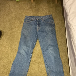 Blåa loose fit jeans - Ganska slitna men inget som syns, 