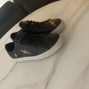 Axel arigatos blackbird clean 90 strlk 39-40 - Jätte sköna fina skor som är använda men i ett gott skick läderskor i jätte bra material nyköpt för 2500kr