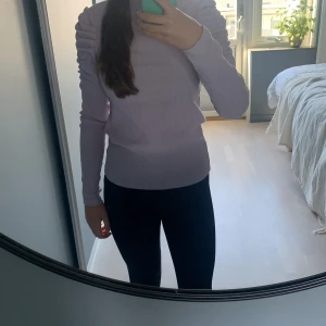 Gullig Ljuslila blus!😘 -  ljuslila tröja, blus eller man kan också ha den som en kofta. Alldrig använt men jag hoppas att någon annan vill ha den❤️❤️