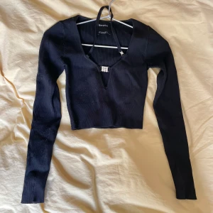 Långärmad festtopp med halsdetalj - Den perfekta klubb-toppen! Toppen är stretchig och passar därför xs-m, skulle jag säga. Den är lite nopprig, men är ingenting man tänker på.