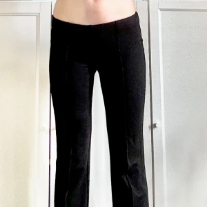 Lågmidjade kostymbyxor från MadLady - Man kan vika ner kanterna så att de blir så låg- / högmidjade som man vill. Stretchiga material så de passar XS/S och kanske M