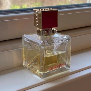 valentino voce viva - ungefär hälften kvar av 50ml ≈ 25 ml. nypris på kicks är 1400kr. har förpackning kvar. 