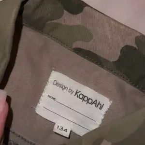 Militär färgad jeans jacka med detaljer och fickor. Helt i skick. 