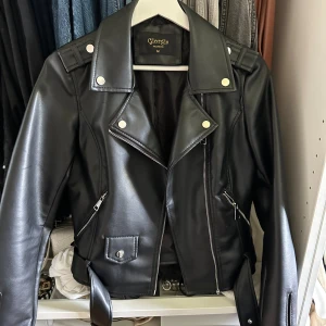 Svart skinnjacka  - Säljer denna skinnjackan ifrån Chelsea som jag aldrig använt, så den är i nyskick!!