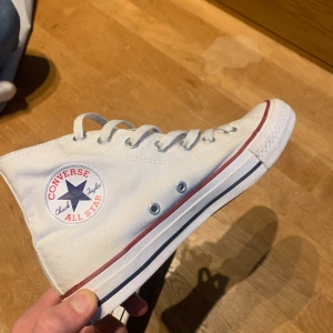 Converse vita - Extremt sparsamt använda (2 gånger), därav inga defekter. Liten fläck på skosnöret. Storleken är 38. 