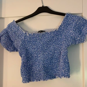 Topp med blommor  - Toppen är från Zalando och i barnstorlek (140/146) men passar även de som bär storleken XS. 💞 Frakr ingår ej 