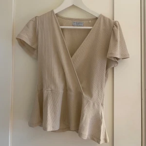 V-ringad blus Holly & White  - Bra skick men en pytte liten ”defekt” på bild tre, den syns knappt. Sparsamt använd och är som ny. 