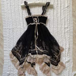 Vacker kort klänning från det japanska märket axes femme, pris pga köpt från Japan (tull+frakt). Passar XS-S bäst💗