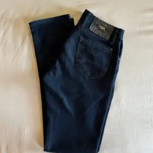 Ett par sjukt snygga slim fit emporio Armani jeans. Köpta för ca 2000kr, säljer för 499kr. De är iprincip i nyskick. Skulle snarare säga att storleken är som 30/30. Hör av dig vi minsta fråga.😌
