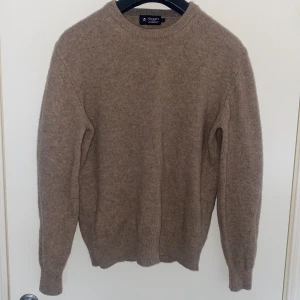HACKETT-Stickat tröja beige - Skön stickad tröja i stl M, passar även S då den är lite mindre i storleken. Väldigt stilren och skön. Nypris 1999kr Hör av er vid frågor🤙🤝