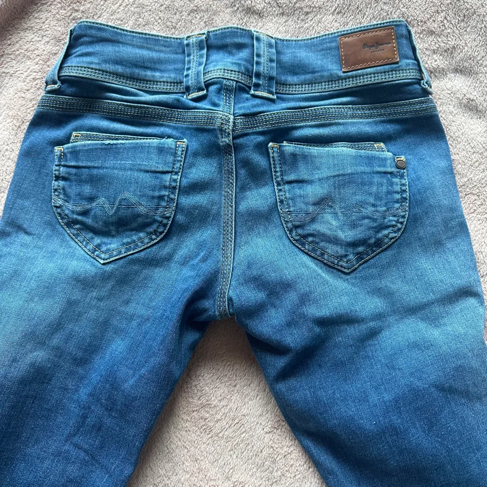 Säljer mina lågmidjade pepe jeans som har sååå himla fin färg och det är fint med två knappar . Jeans & Byxor.