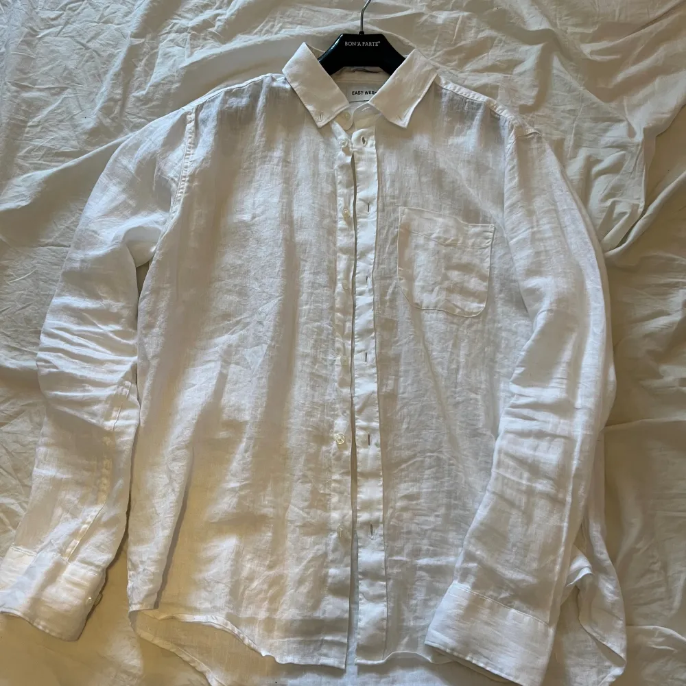 Riktigt snygg vit linne skjorta från East west perfekt inför sommaren i storlek L. Skjortor.