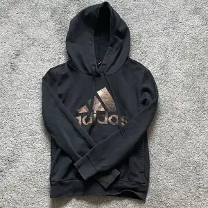 En svart adidas hoodie som användts ett fåtal gånger