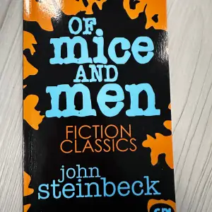 Engelsk klassisk kortroman om ett osannolikt par migrerande arbetare i Kalifornien. Boken heter Of mice and men av Mr John Steinbeck som är en författare men även nobelpristagare.  