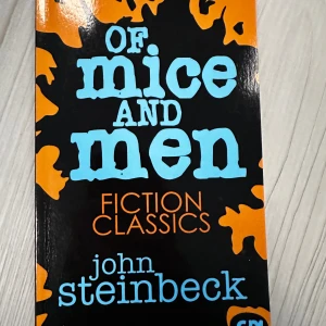 Of mice and men av Mr John Steinbeck - Engelsk klassisk kortroman om ett osannolikt par migrerande arbetare i Kalifornien. Boken heter Of mice and men av Mr John Steinbeck som är en författare men även nobelpristagare.  