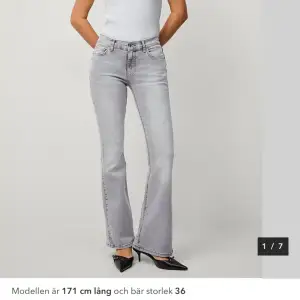 Jätte snygga lågmidjade jeans, helt nya med prislappen kvar! storlek 40 men passar mer som en 38 då de är små i storleken. köpta för 499+frakt  kommer i original förpackning 💕